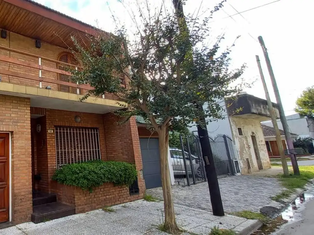 Hermosa Casa 3 Amb con patio amplio, terraza balcon y garaje - Quilmes Centro