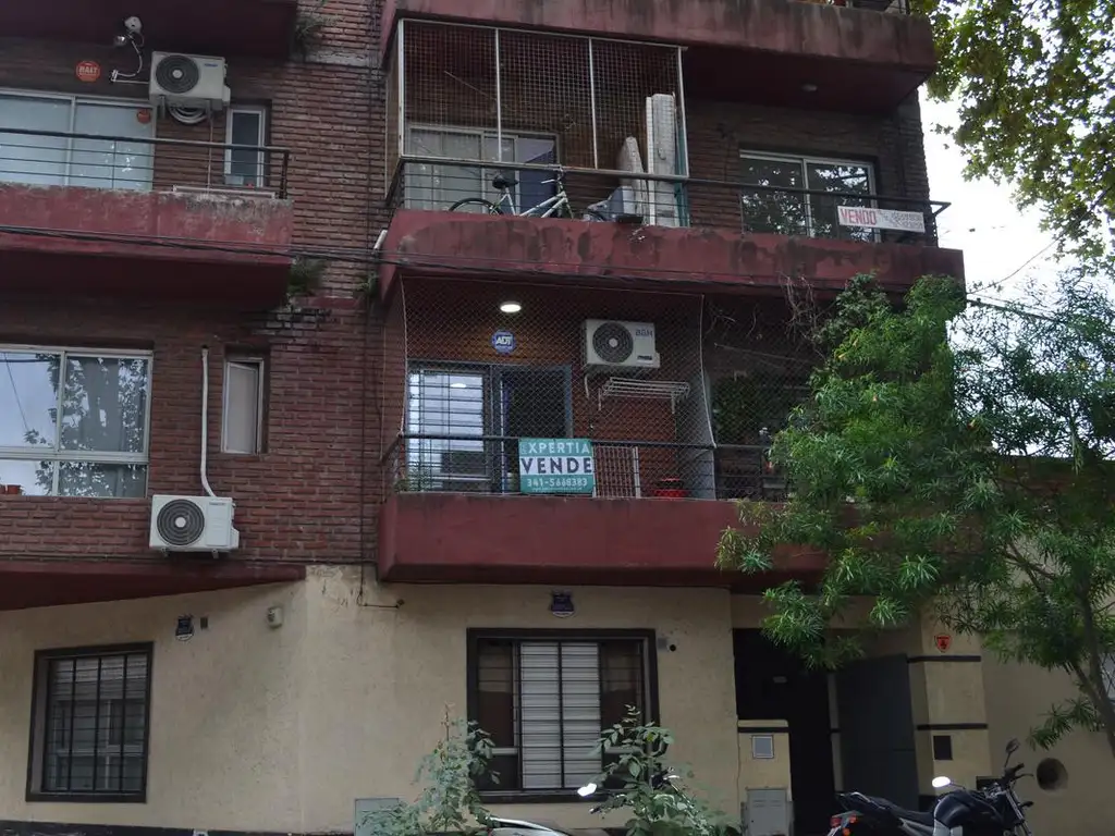 Se vende MONOAMBINTE en 1° P de escalera con balcón al frente. Barrio CINCO ESQUINAS