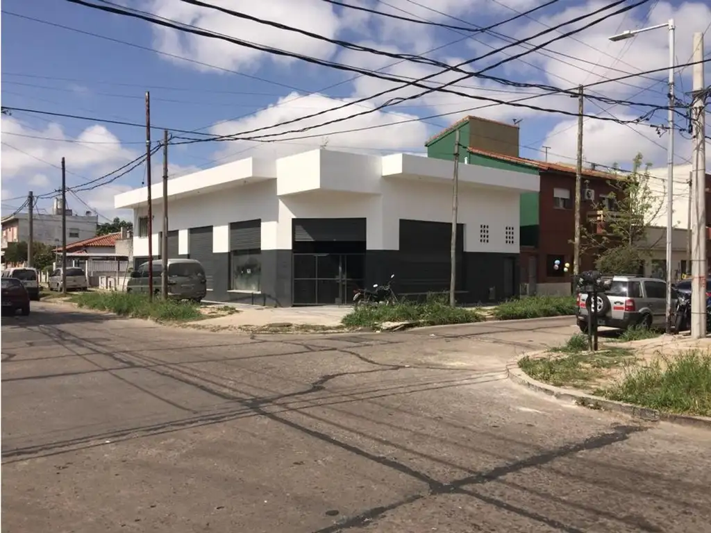 Excepcional local de 221 m² con entrepiso de 90 m²