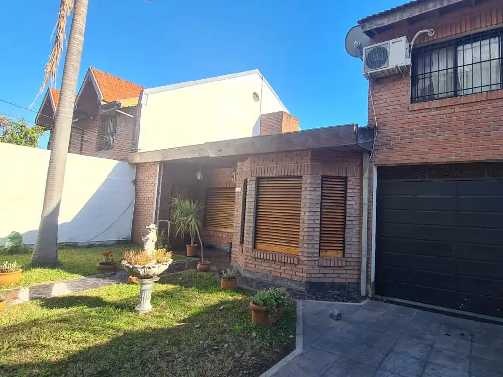 EN VENTA EN EL PALOMAR, CHALET SOBRE LOTE DE 443m2 Cub 150m2 - FICHA 8628