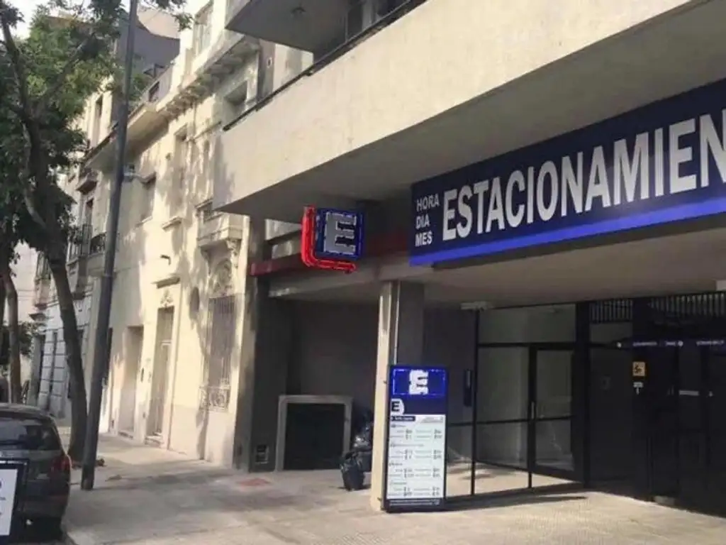 Cómoda cochera descubierta en edificio de cocheras.