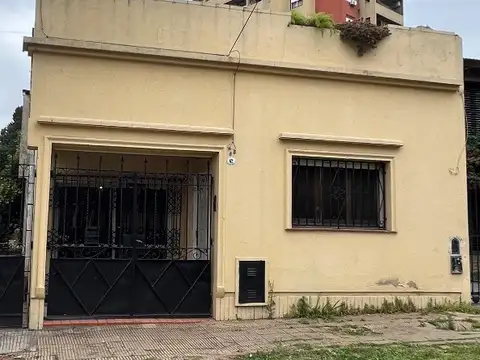 Gran casa 5 amb, con parque y terraza, ubicada en Ituzaingo 62 Temperley