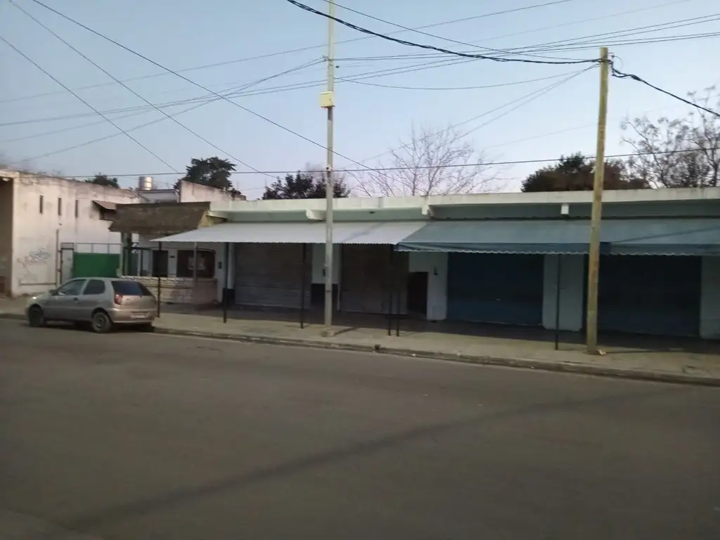 Inmenso lote con siete locales comerciales en San Miguel - Acepta propiedad en parte de pago