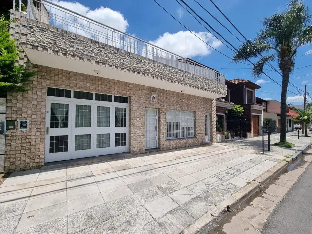 VENTA CASA 3 Amb C/Cochera y Parque