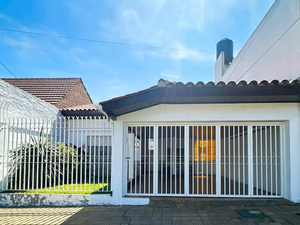 Casa con hermoso jardin y cochera - Colombres 1553, LdZ