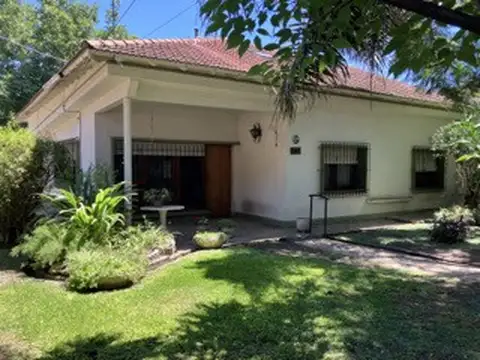Hermoso Chalet con Parque Espectacular a solo 50 metros de la Ruta 202