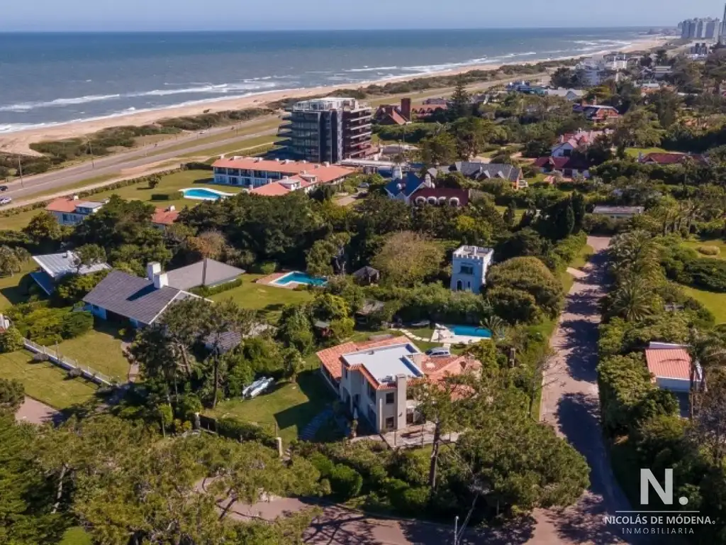 Casa en venta a metros de Playa Brava. Punta del Este.