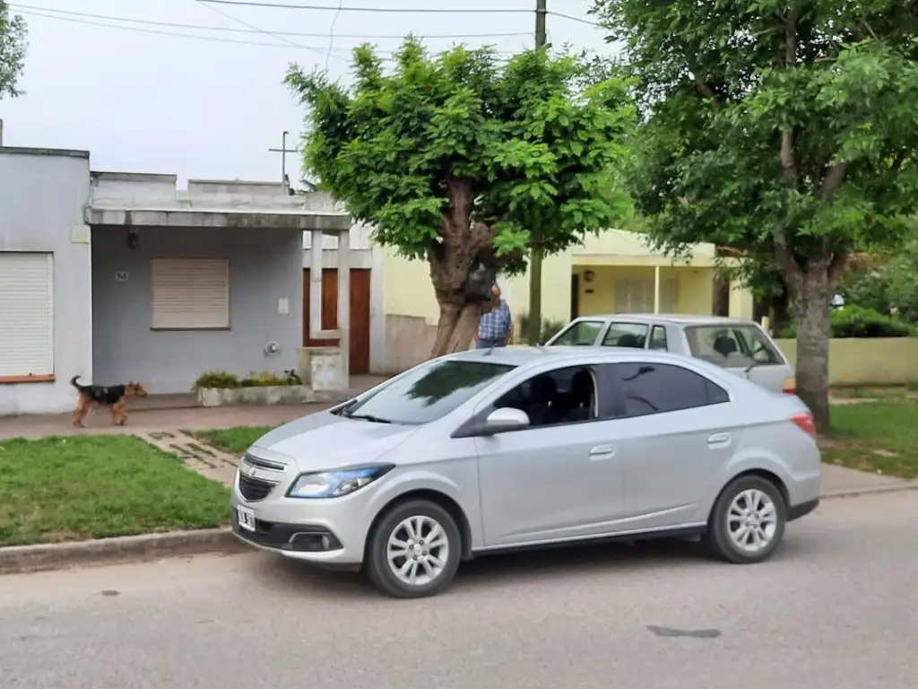 BARRIO BELGRANO / CALLE BRASIL Y LEANDRO ALEM-CASA- 3 AMBIENTES- ENTRADA PARA VEHÍCULOS-QUINCHO