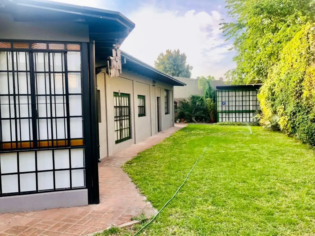 Hermosa casa sobre dos lotes en buena ubicacion