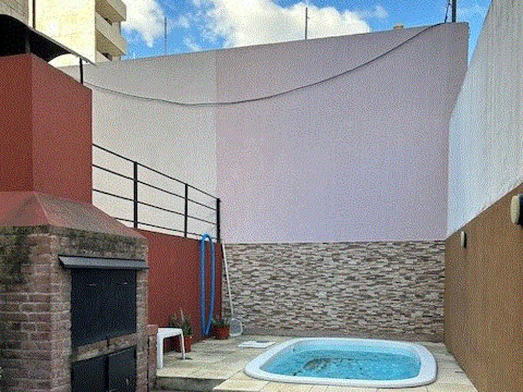 Excelente triplex categoria 5 amb., fondo con jardin, parrilla y pileta, VIEL 800