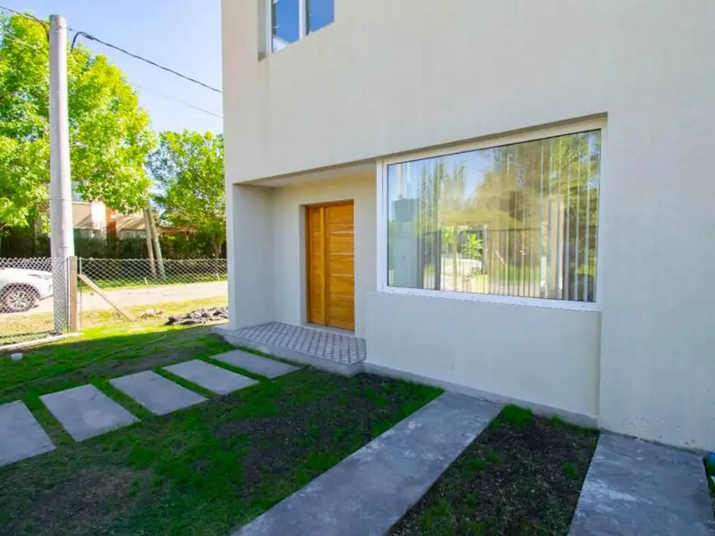 Casa Venta a estrenar 4 ambientes, 1 cochera, 150m2, Calle 464 Esquina