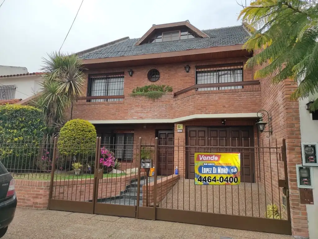 *EXCELENTE CHALET 6 AMB. C/ GARAGE P/ 2 AUTOS  *FONDO LIBRE C/ PARRILLA  * IMPECABLE ESTADO . *