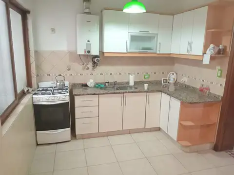 Casa sobre lote propio, en muy buen estado, de 4 ambientes con garage y terraza. Muy buena ubicación