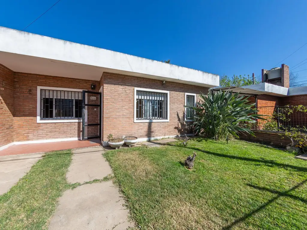 VENTA-CASA DE DOS DORMITORIOS CON COCHERA Y PATIO-ALTOS DE MENDOZA FISHERTON: