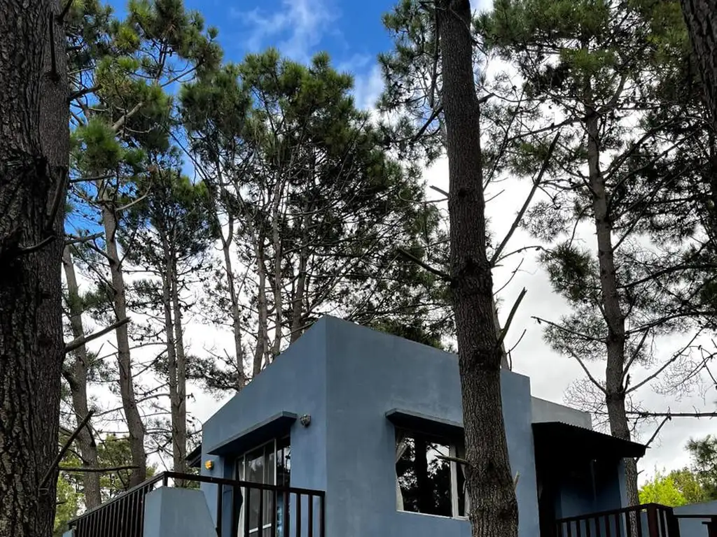 Casa en  dos plantas, todo bosque a metros del mar