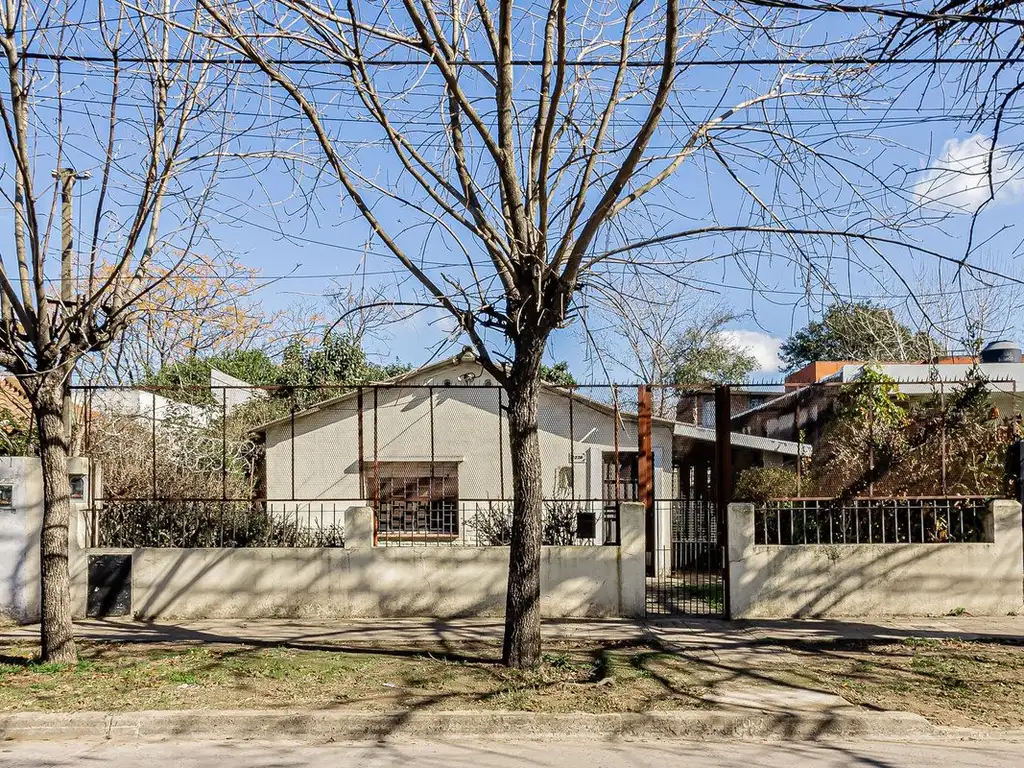 Lote con casa a refaccionar en Venta en Hurlingham