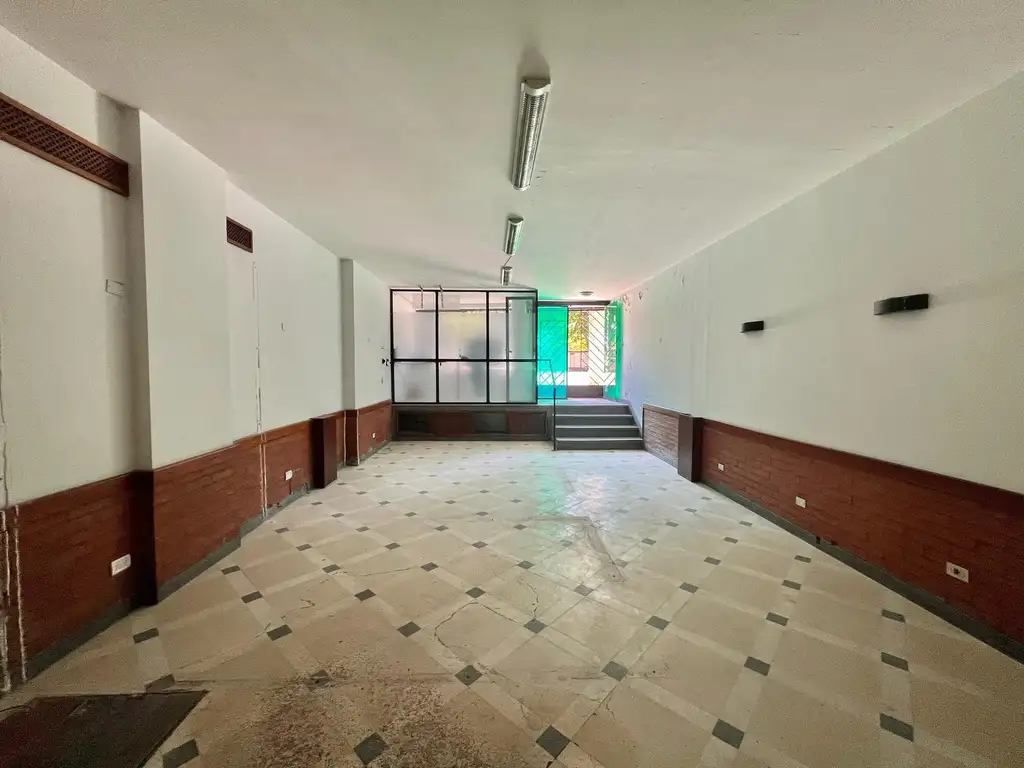 Local Comercial con Sotano y Planta Baja - 2 baños - Sobre avenida libertador - Retiro