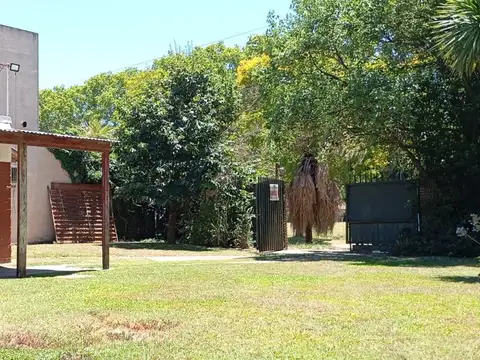 Hermosa esquina forestada, 2 lotes con casa a reciclar: 634m