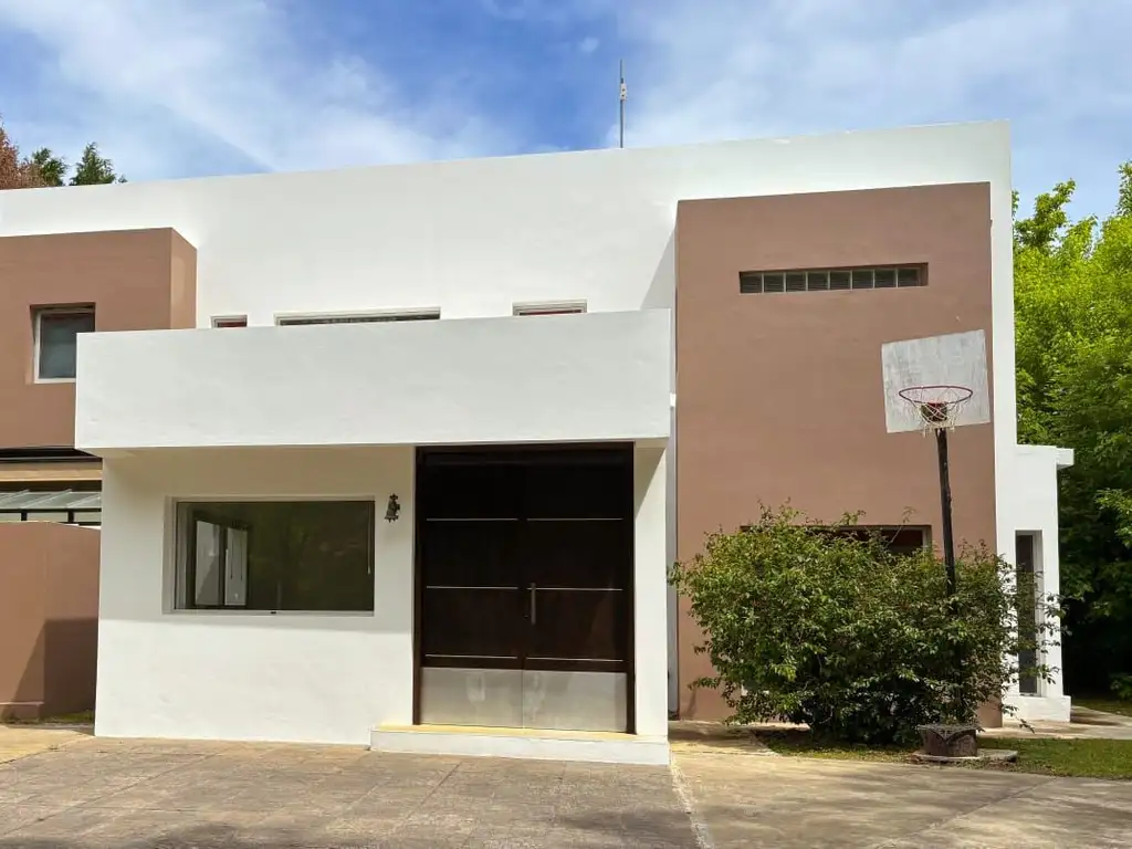 CASA EN VENTA DE 3 DORMITORIOS, GRAN BELL I, CITY BELL.