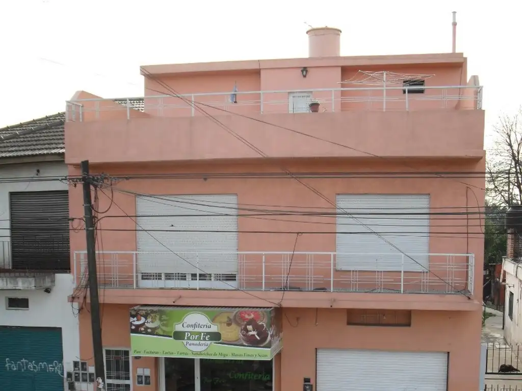 Dos LOCALES COMERCIALES en venta sobre Av. Gaspar Campos - 2 DEPARTAMENTOS y LOTE libre