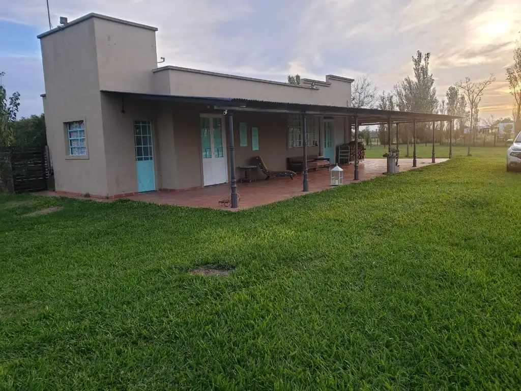 Casa 4 ambientes estilo campo sobre lote 1,5 héctareas