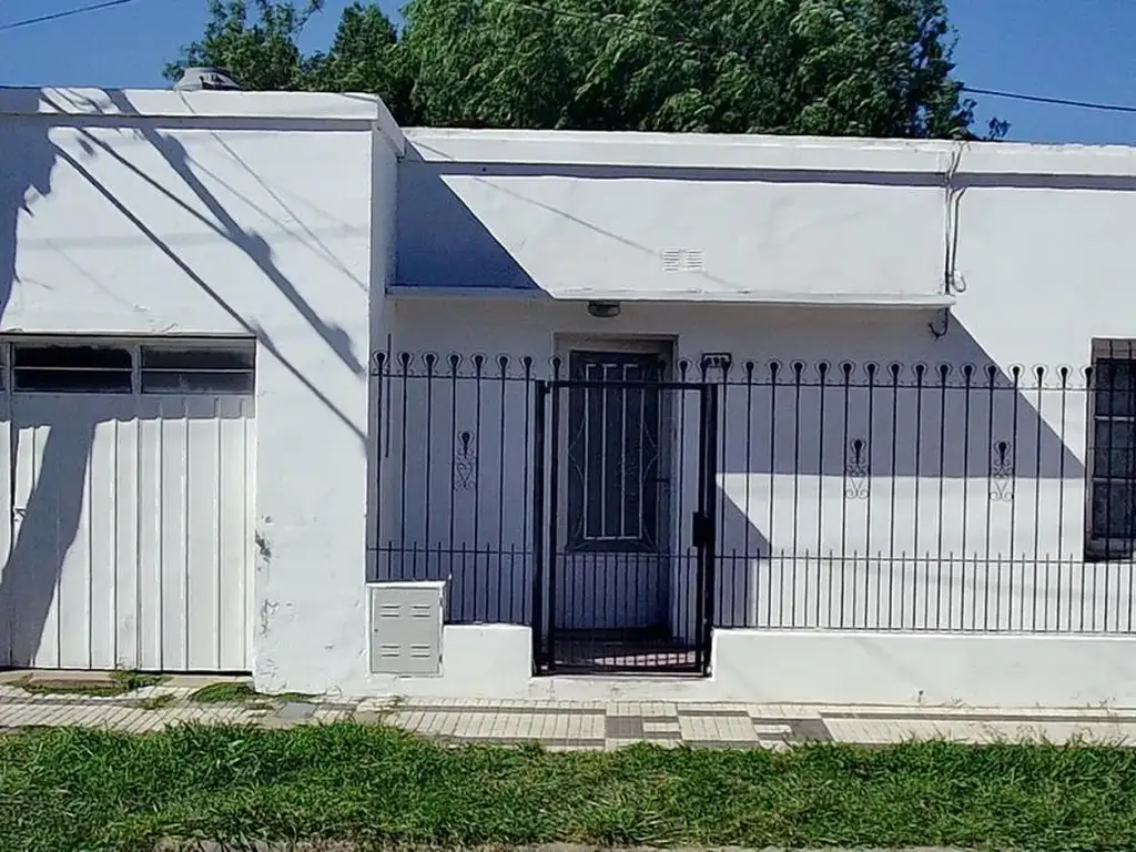 Casa en venta - 2 Dormitorios 1 Baño - 359Mts2 - Carmen de Areco