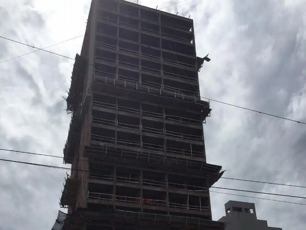 Monoambiente en construcción al frente c/ balcón Escalada