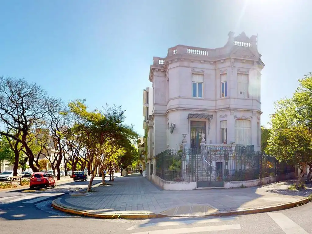 Casona de estilo en pleno corazón de la ciudad.