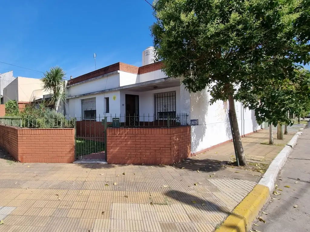 CASA CON INGRESO POR 2 CALLES-