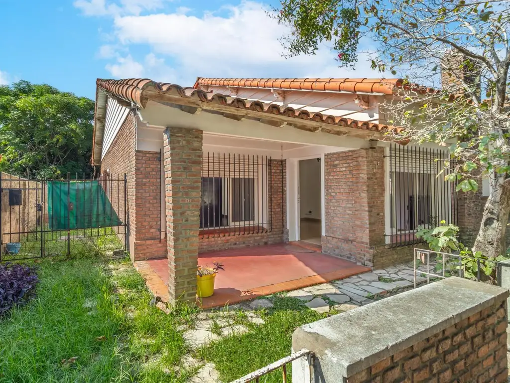 VENTA CASA 3 AMB. BERNAL