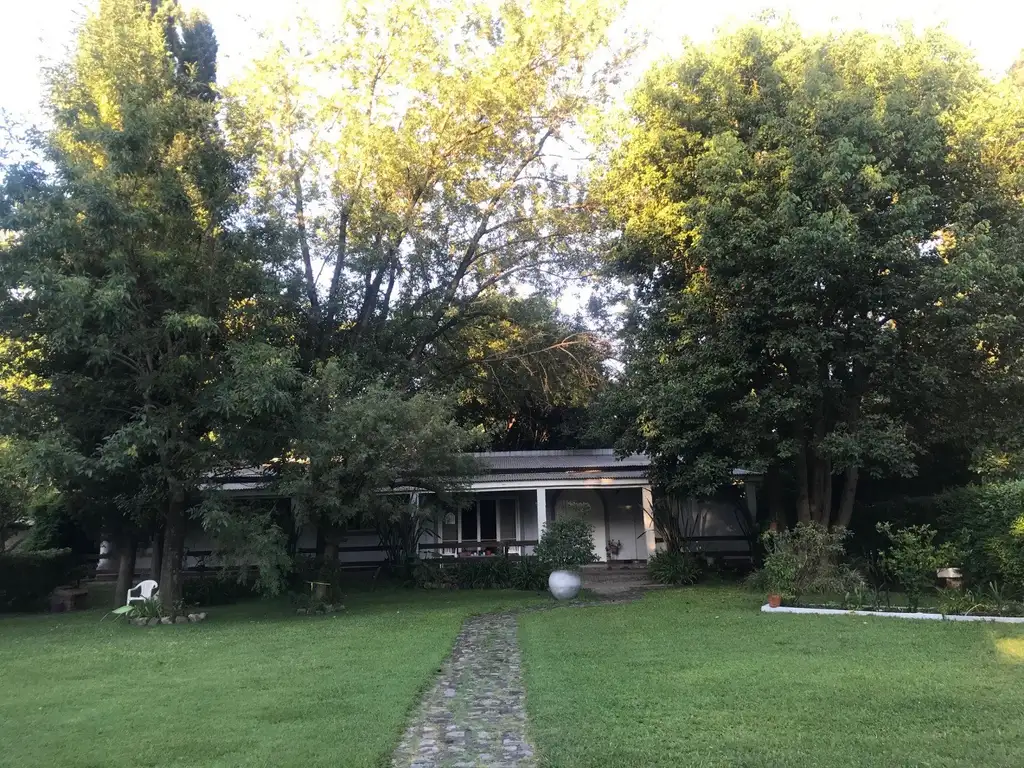 Casa quinta con amplio parque,de 5 ambientes con quincho - Foto 0