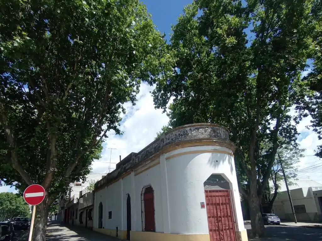 HERMOSA ESQUINA,  CASA+LOCAL, LOTE PROPIO SOBRE 3 CALLES. AV BRUIX Y AV. DIRECTORIO