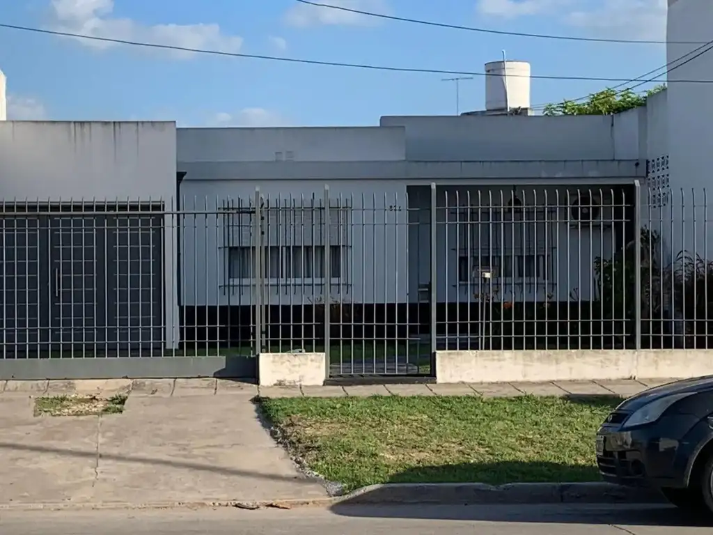 VENDO CASA EN EXCELENTE ESTADO SOBRE CALLE BESCHTEDT , LUJAN