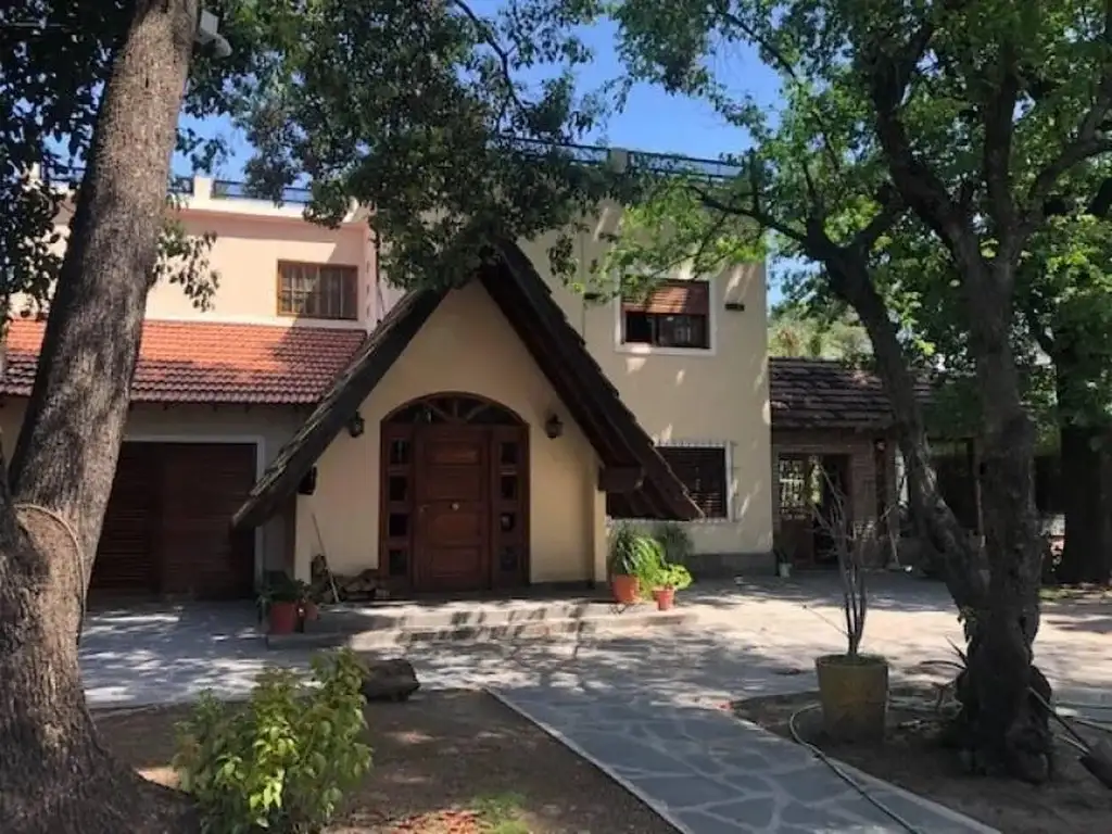 PERMUTA - EXCELENTE CHALET DE 6 AMBIENTES A LA VENTA - VILLA TESEI