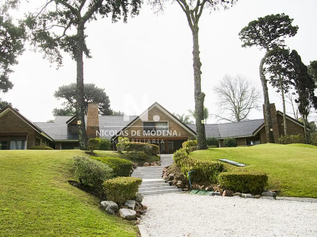 Espectacular Mansion En Punta del Este, abarca manzana completa