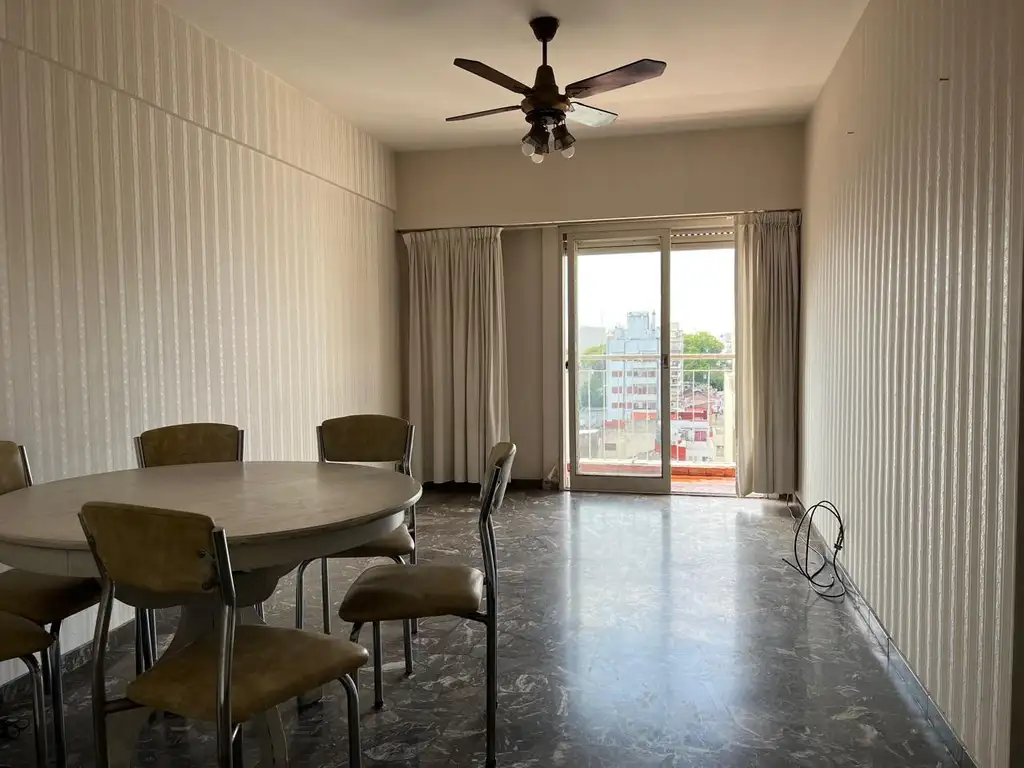 Muy buen Departamento de 4 ambientes c/balcon, en Villa del Parque!