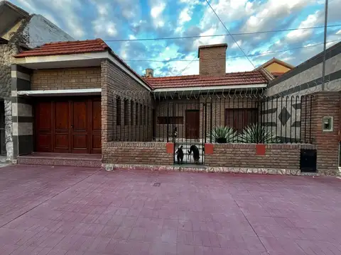 VENTA CASA 4 AMBIENTES EN BARRIO CENTENARIO