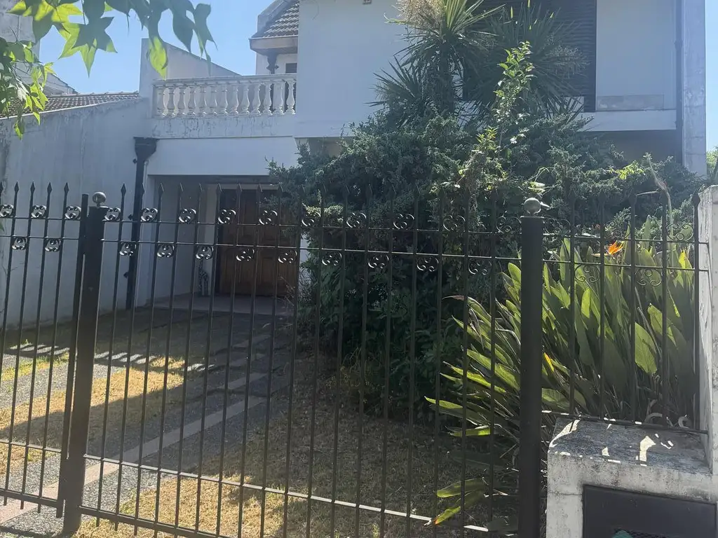 Casa en  Ituzaingó  4 ambiente con gran  jardín y piscina