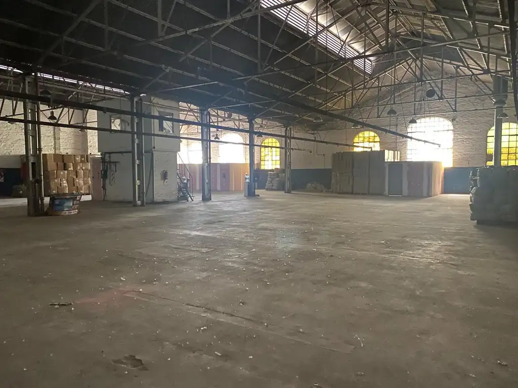 Depósito - Gaslpón de 2500 m2 en Barracas (distrito de diseño) en ALQUILER.