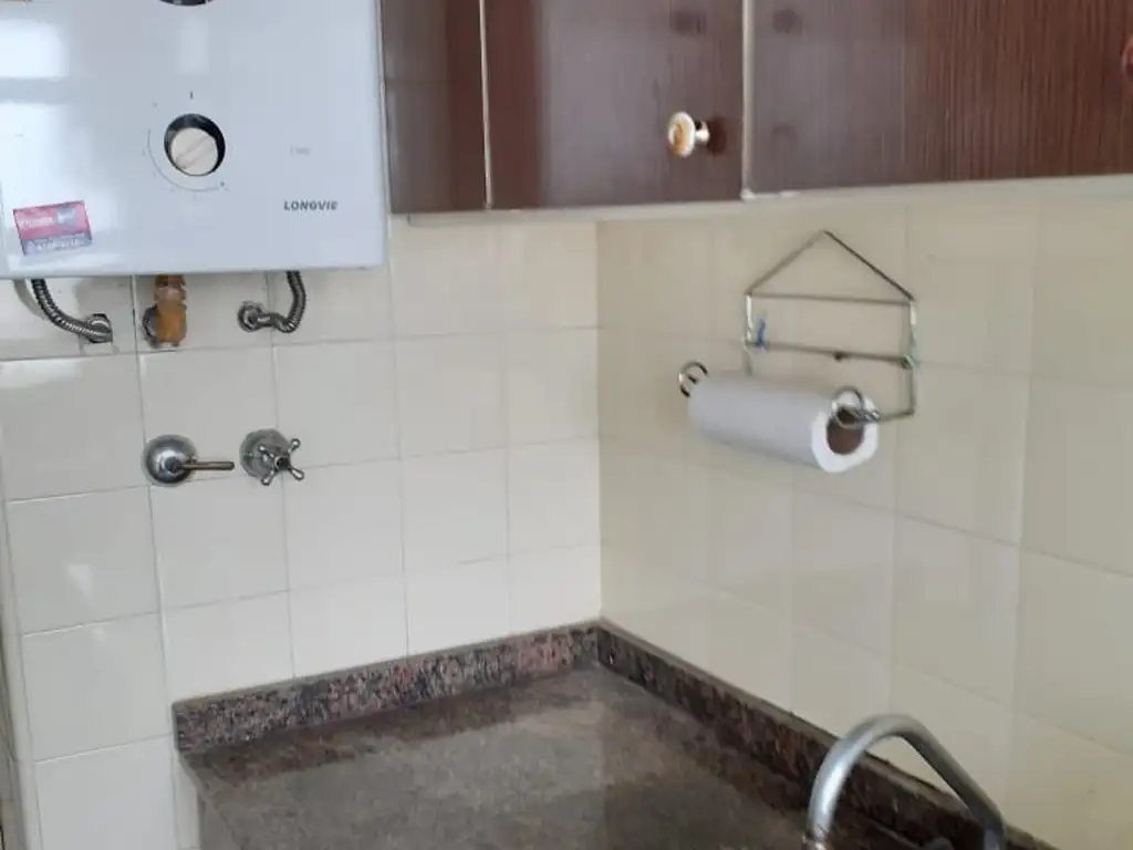 AMPLIO MONOAMBIENTE CON BAÑO  COCINA Y LAVADERO