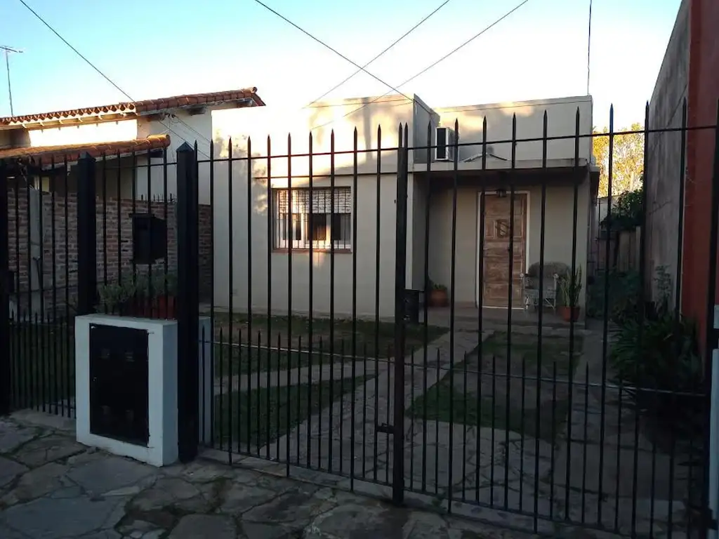 CASA SOBRE LOTE DE 8,66 X 50,00- a 2 CUADRAS DE YRIGOYEN