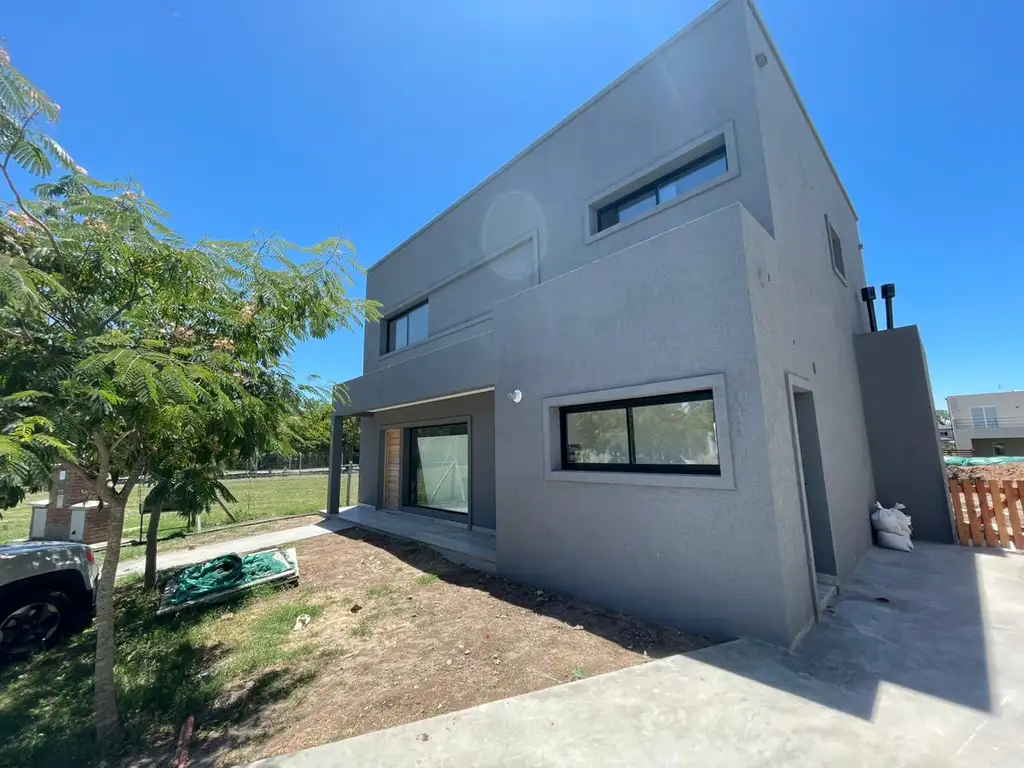 Hermosa casa a estrenar en 2 plantas en Pilar del Este