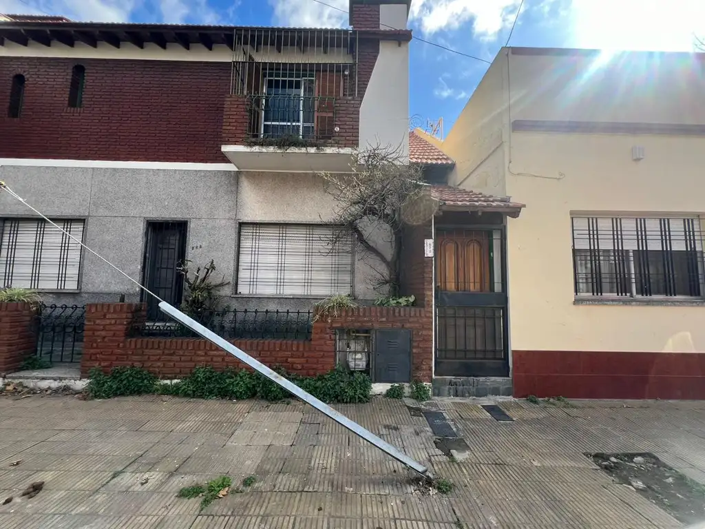 *MUY BUENA CASA PH DE 4 AMB. EN 1ER PISO POR  ESCALERA  *CON BALCON CORRIDO, PATIO Y TERRAZA