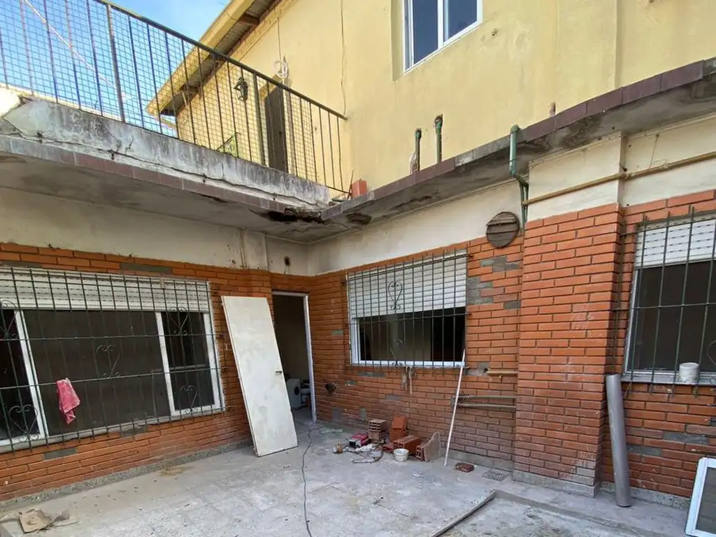 alquiler PH tipo casa EN REFACCION disponible enero 2025  con 3 ambientes 2 dormitorios 2 baños pati