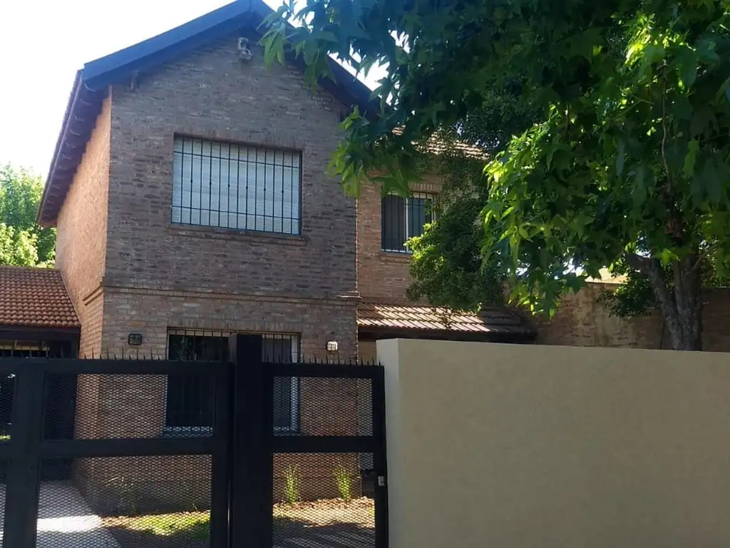 Comodisima y gran casa en Fisherton