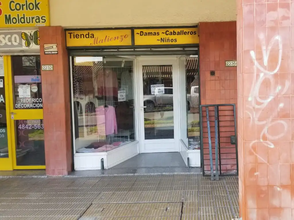 EN VENTA EN CIUDAD JARDIN LOCAL DE 2,50 X 13 CON VIDRIERDA DOBLE Y BAÑO AL FONDO - FICHA 7994