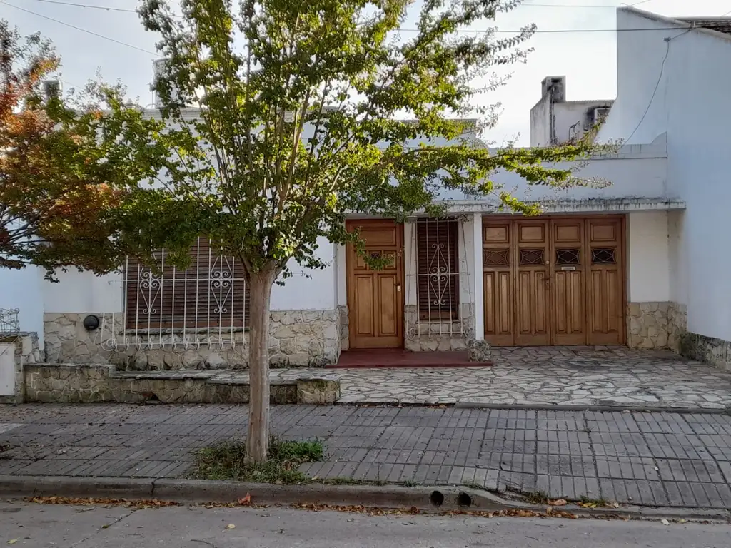 VENTA DE CASA DE 4 AMB. CON COCHERA EN LA LOCALIDAD DE MERCEDEZ ( PCIA. DE BS. AS.)