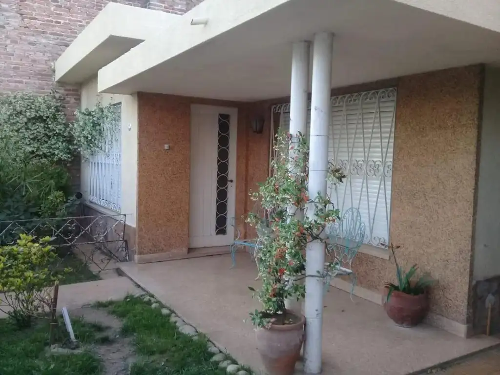 Casa en venta - 5 Dormitorios 5 Baños - Cochera - 300Mts2 - La Falda, Córdoba