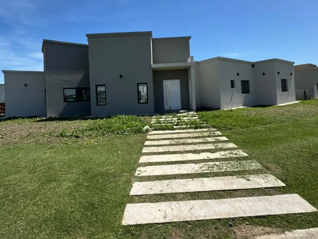 Excelente casa toda en planta baja en Barrio San Felipe