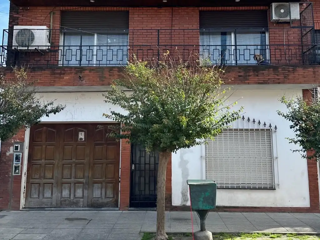 Casa en planta alta de 4 Ambientes con Balcón Y Patio. Excelente Oportunidad !